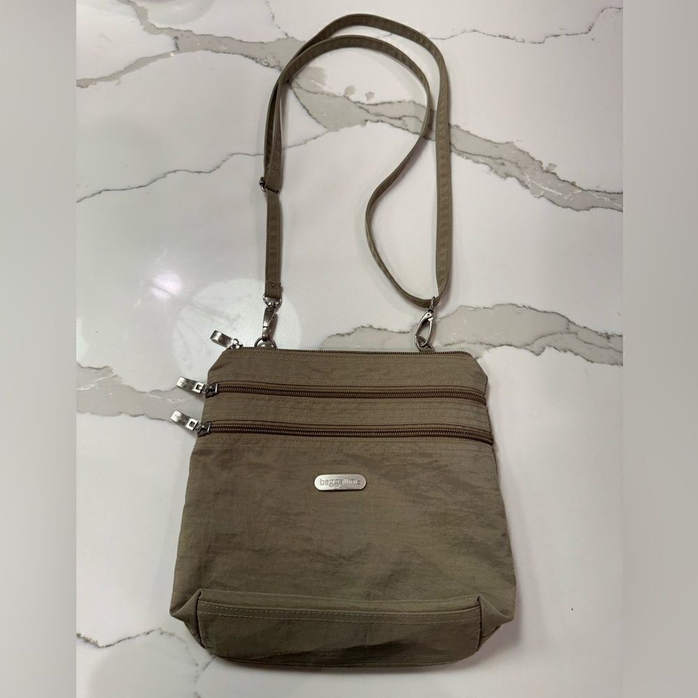 Baggallini crossbody beige purse bag